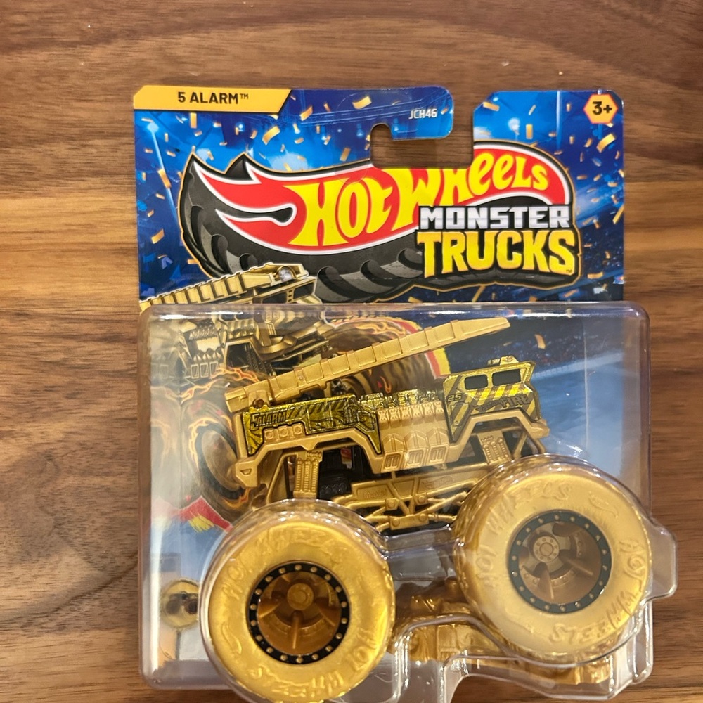 Mattel Hot Wheels Monster Trucks - 5 Alarm Fire Engine Gold (JCH46) - New & Orig